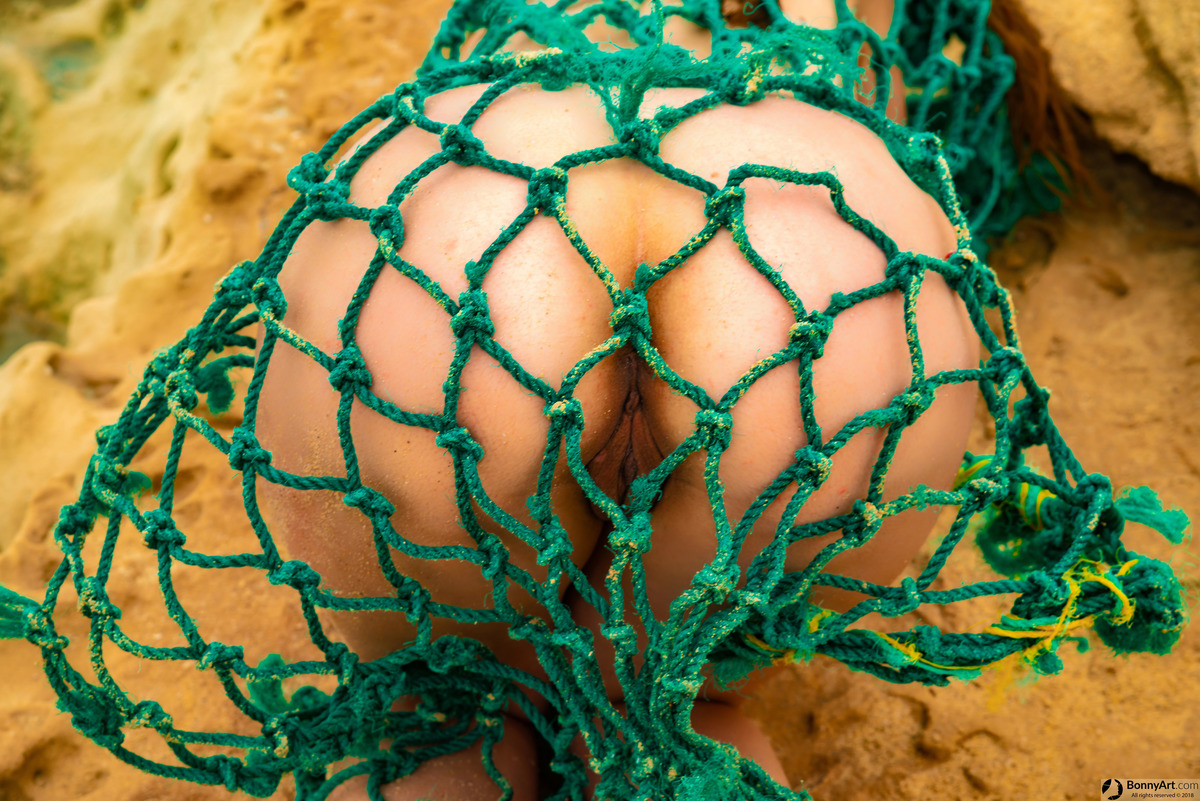Girl's Ass Caught in the Fishing Net